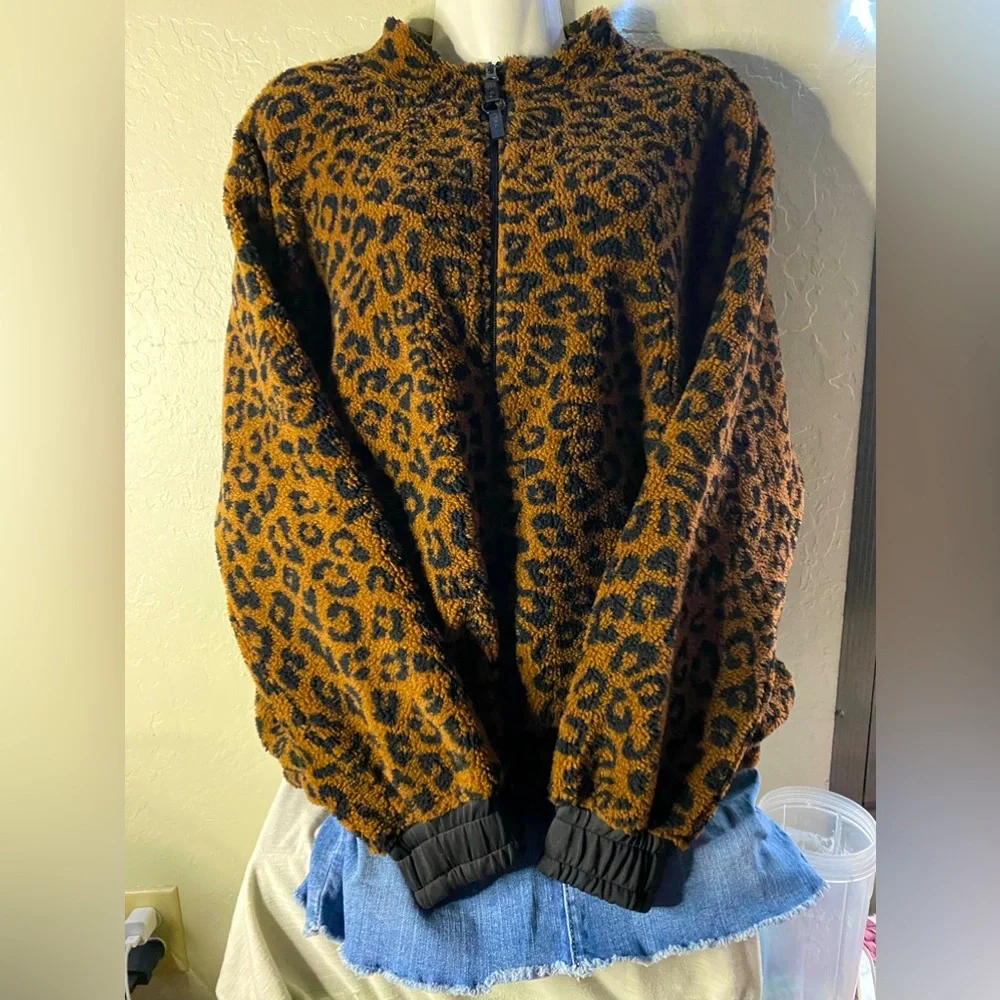 NWT KORAL MONTANA SHERPA FAUX FUR BOMBER JACKET CHEETAH BLACK AND BROWN - Picture 3 of 15